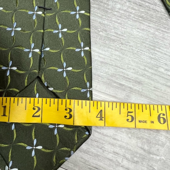 Ike Behar Green w/ Blue Flower Pattern Silk Tie - Picture 4 of 4